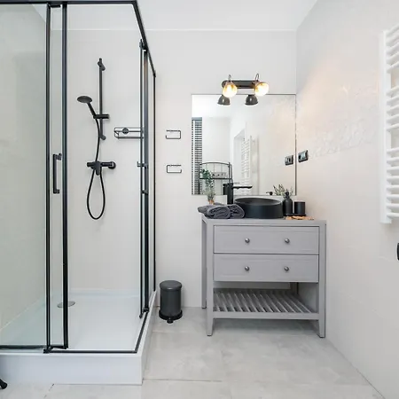 Historic Studio - Top Location, Tram & Shops Nearby, Fabryczna - By Rentujemy * Lodz (Lodz)