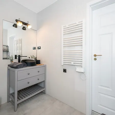 Historic Studio - Top Location, Tram & Shops Nearby, Fabryczna - By Rentujemy Apartment Lodz (Lodz)