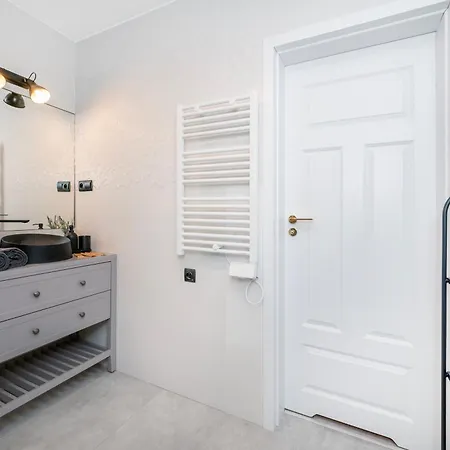 Historic Studio - Top Location, Tram & Shops Nearby, Fabryczna - By Rentujemy Apartment *