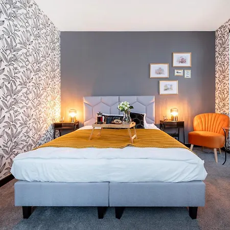 Apartment Historic Studio - Top Location, Tram & Shops Nearby, Fabryczna - By Rentujemy *