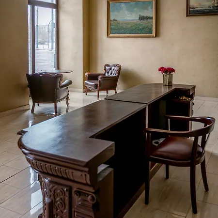 Historic Studio - Top Location, Tram & Shops Nearby, Fabryczna - By Rentujemy Apartment