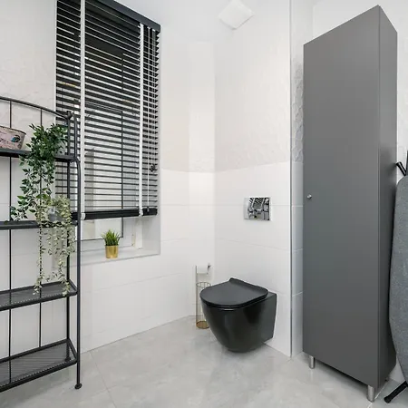 Historic Studio - Top Location, Tram & Shops Nearby, Fabryczna - By Rentujemy * Lodz (Lodz)