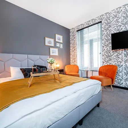 Historic Studio - Top Location, Tram & Shops Nearby, Fabryczna - By Rentujemy Lodz (Lodz)