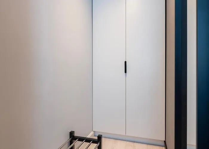 Historic Studio - Top Location, Tram & Shops Nearby, Fabryczna - By Rentujemy Λοτζ