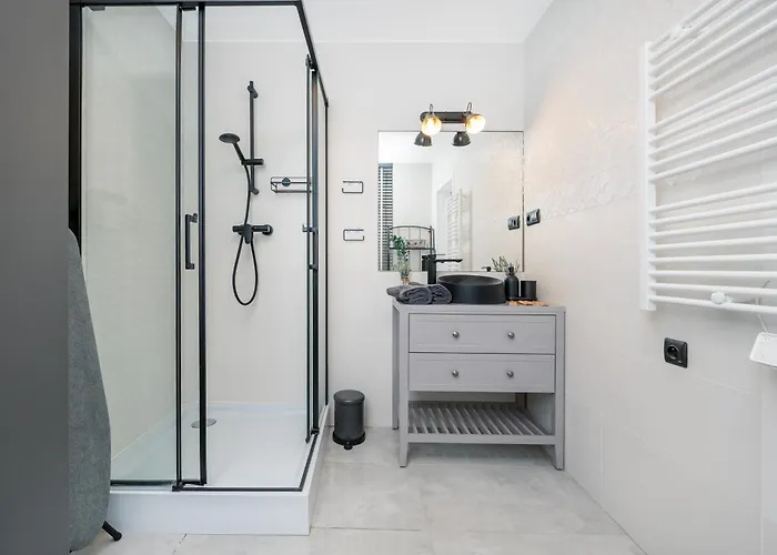 Historic Studio - Top Location, Tram & Shops Nearby, Fabryczna - By Rentujemy * Łódź