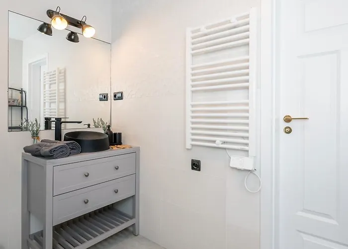 Historic Studio - Top Location, Tram & Shops Nearby, Fabryczna - By Rentujemy Διαμέρισμα Λοτζ