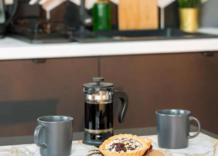 Historic Studio - Top Location, Tram & Shops Nearby, Fabryczna - By Rentujemy *