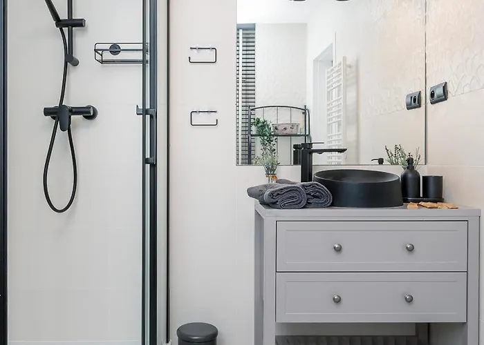 Historic Studio - Top Location, Tram & Shops Nearby, Fabryczna - By Rentujemy