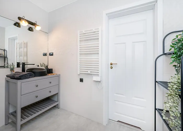 Historic Studio - Top Location, Tram & Shops Nearby, Fabryczna - By Rentujemy Lejlighed *