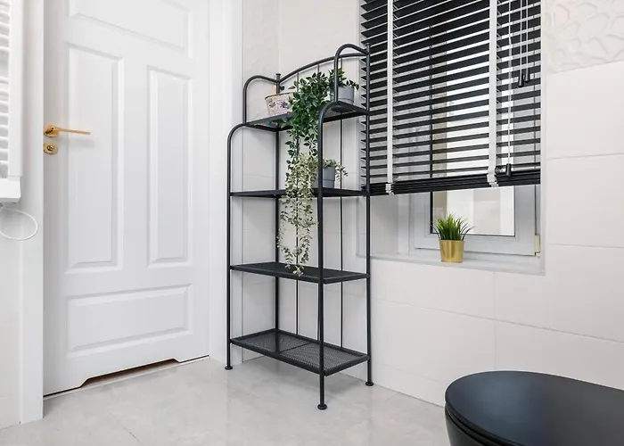 Historic Studio - Top Location, Tram & Shops Nearby, Fabryczna - By Rentujemy