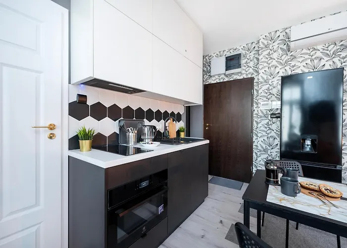 Historic Studio - Top Location, Tram & Shops Nearby, Fabryczna - By Rentujemy Διαμέρισμα Λοτζ