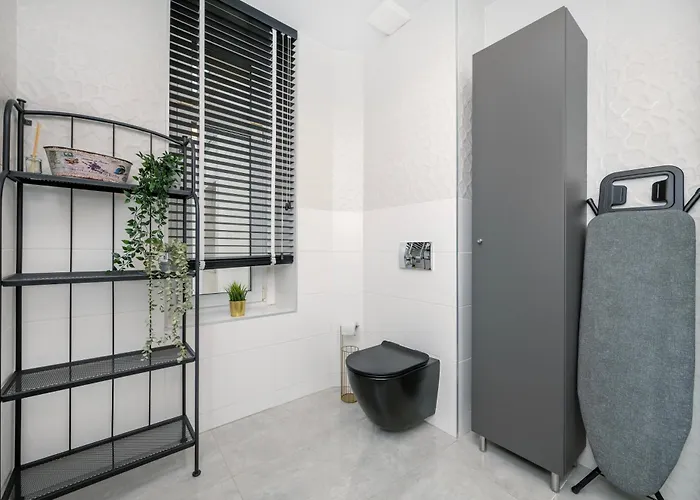 Historic Studio - Top Location, Tram & Shops Nearby, Fabryczna - By Rentujemy * Λοτζ