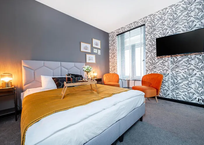 Historic Studio - Top Location, Tram & Shops Nearby, Fabryczna - By Rentujemy Λοτζ