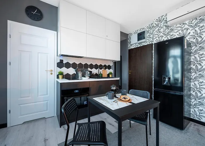 Historic Studio - Top Location, Tram & Shops Nearby, Fabryczna - By Rentujemy Λοτζ